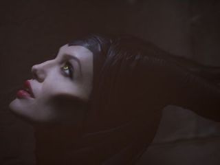 Prima imagine cu Angelina Jolie in Maleficent. Cum arata actrita in rolul uneia dintre cele mai indragite eroine negative din istoria studiourilor Disney