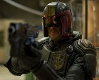 El este legea. Trailer pentru Dredd 3D: super eroul viitorului se intoarce dupa 17 ani intr-un film violent, extrem de asteptat de fani