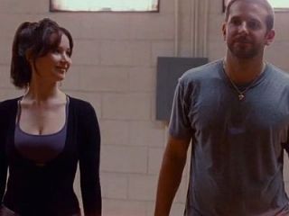 Primul trailer pentru Silver Linings Playbook: Cum reusesc Jennifer Lawrence si Bradley Cooper, un cuplu cu probleme mintale, sa starneasca hohote de ras