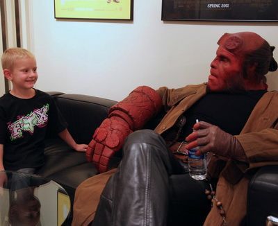 Gestul emotionant al lui Hellboy: Ron Perlman a imbracat costumul super eroului dupa 4 ani pentu a-i face o surpriza unui baiat bolnav de leucemie