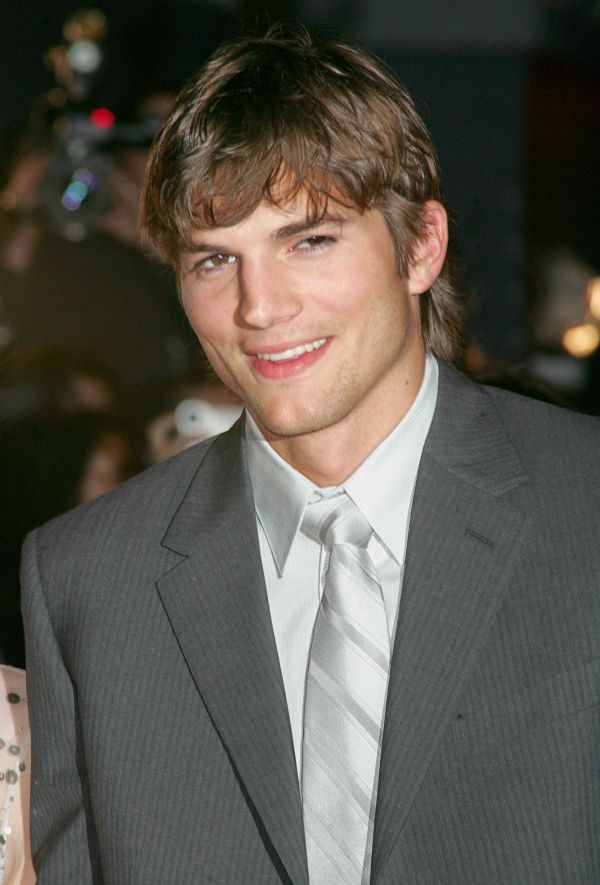 Impresionant: Ashton Kutcher a donat sange pentru bani