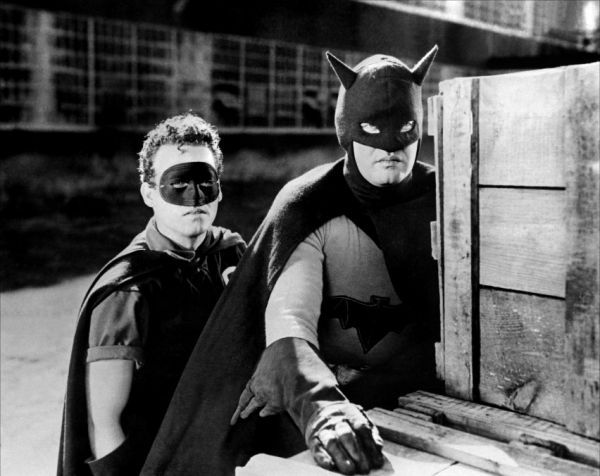 Robert Lowery l-a inlocuit in 1949 in serial pe Wilson in rolul lui Batman