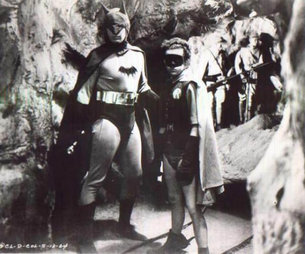 Lewis Wilson a fost primul  actor care l-a jucat pe Batman in serialul din 1943. In rolul lui Robin era  Douglas Croft 