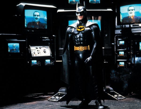 Michael Keaton l-a jucat pe Batman in filmele lui Tim Burton, Batman din 1989 si  Batman Returns din 1992