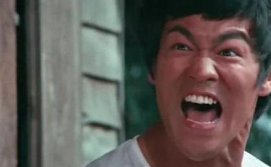 Bruce Lee poate sa-si termine dusmanii   doar din priviri, cu o expresie reala a   furiei, Lee isi face adversarii sa tremure   doar uitandu-se la ei