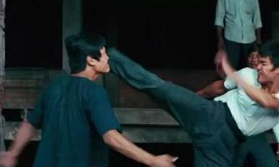 Bruce Lee si-a facut debutul in primul   film important intr-un stil inconfundabil,   prima data o lovitura cu piciorul sa-si   dezarmeze adversarul, apoi direct knock-out