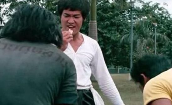 Bruce Lee a dat dovada intotdeauna de umor, actiunea din The Big Boss demonstrand asta. Dupa ce si-a doborat inamicii, Lee s-a reapucat sa manance biscuitii din pachetul pe care il incepuse inainte de duel