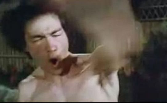 Ce poate fi mai intens si mai real decat un Bruce Lee care loveste direct in camerele de filmat? Cu toate acestea, datorita experientei sale, se pare ca nici o persoana nu a avut de suferit in urma colaborarii cu Bruce Lee