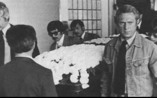 La funerariile lui Lee, cosciugul acestuia a fost dus de Steve McQueen, alaturi de James Coburn si George Lazenby. O alegere inspirata pentru un star ca Bruce Lee