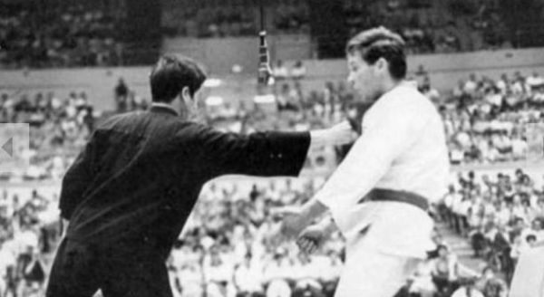 Bruce Lee a reusit sa atraga atentia celor de la Hollywood dupa ce la Campionatul International de karate din Long Beach a reusit sa-si doboare adversarul cu o lovitura de la o distanta considerabila