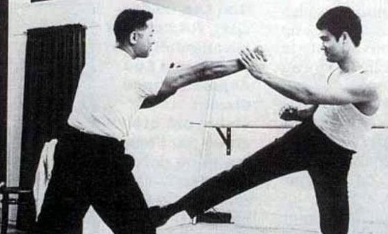 Nemultumit de faptul ca artele martiale sunt prea rigide, Lee inventeaza un nou stil, Jeet Kune Do, bazat pe ideea 