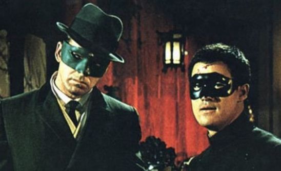  Popularitatea lui Lee l-a transformat pe   acesta in personajul principal al serialului   The Green Hornet, desi statutul de erou   principal in revenea lui Green Hornet (Van   Williams). Datorita succesului, in Hong King   serialul a fost numit The Kato Show