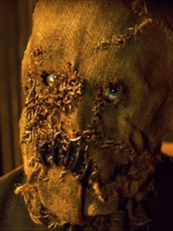   Scarecrow, jucat in Batman Begins de Cillian Murphy, este un adversar de temut, iar masca sa halucinogena il ajuta sa bage frica in toti aliatii Cavalerului Negru. 