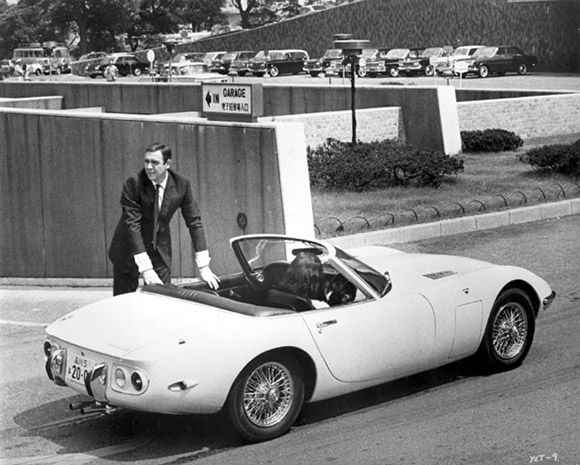  Toyota 2000GT este o decapotabila condusa de Sean Connery in You Only Live Twice ( 1967). Toyota a construit doar doua astfel de modele special pentru film. Modelul decapotabil a fost realizat pentru ca Sean Connery era prea inalt pentru varianta coupe.  Masina era dotata cu televizor, telefon fara fir si un sistem audio cu comanda vocala - dotari de science fiction in 1967, insa foarte comune astazi. 