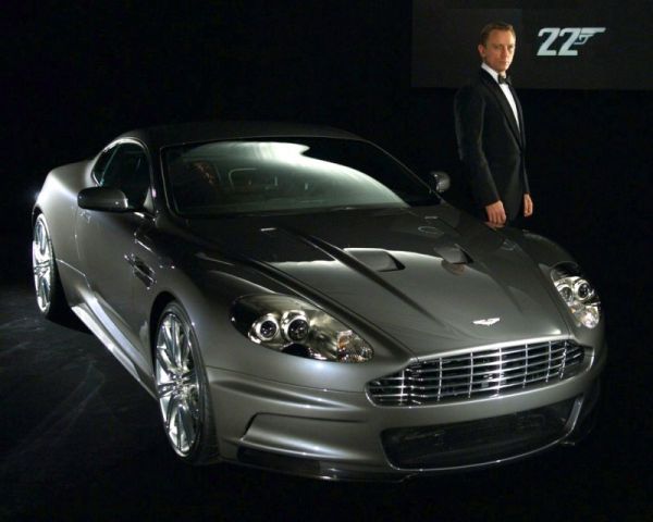 Aston Martin DBS V12 este folosita de Daniel Craig atat in Quantum of Solace (2008) cat si in Casino Royale. 