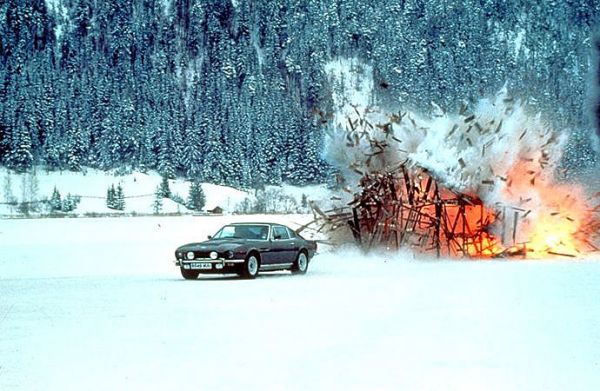 Aston Martin V8 Volante este condusa de Timothy Dalton in  The Living Daylights (1987). Masina putea trimite rachete se laudac cu o serie de gadgeturi fantastice si se autodistrugea la comanda