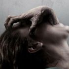 Poster inspaimantator pentru The Possession, horror-ul produs de Sam Raimi: imaginea care le-a dat fiori fanilor