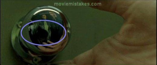 Matrix (1999): Inainte ca Neo (Keanu Reeves) sa intre in casa Oracolului, pe clanta de la usa se reflecta aparatele de filmare. Desi au incercat sa le mascheze cu o patura de aceeasi culoare cu peretele, ele inca se observa