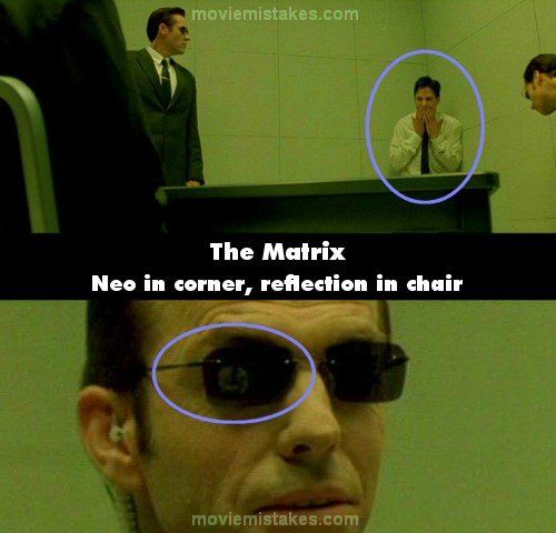 Matrix (1999): Atunci cand agentul Smith il interogheaza pe Neo, acesta apare intr-un colt, stand cu gura inchisa. Insa camera de filmat il surprinde pe Neo in reflexia ochelarilor lui Smith, fiind asezat pe scaun 