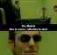 Matrix (1999): Atunci cand agentul Smith il interogheaza pe Neo, acesta apare intr-un colt, stand cu gura inchisa. Insa camera de filmat il surprinde pe Neo in reflexia ochelarilor lui Smith, fiind asezat pe scaun