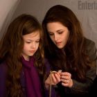 O noua imagine din Saga Amurg: Zori de Zi - Partea II, ultimul film din seria Twilight: Bella apare alaturi de fiica ei, Renesmee