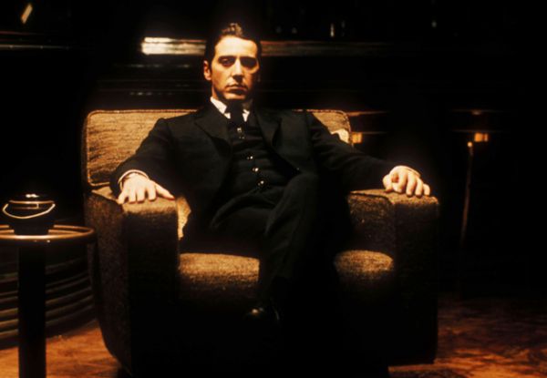 The Godfather Part II (1974): Ceea ce este genial la acest sequel legendar este modul in care realizatorii filmului au reusit sa surprinda look-uri perfecte pentru fiecare personaj. Toate costumele au fost create de designerul Theadora Van Runkle: 