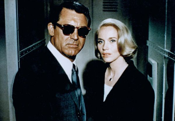 North by Northwest (1959): Cary Grant a fost supranumit actorul care i-a invatat pe barbatii americani sa se imbrace. Costumul sau din North by Northwest, creat de Kilgour, este legendar si poate cel mai cunoscut costum din istoria cinematografica americana. Grant l-a purtat pe tot parcursul filmului. Modelul sau a inspirat generatii intregi si un costum asemanator a fost purtat de Tom Cruise in Collateral si de Ben Affleck in Paycheck. Hitchcock l-a lasat pe Grant sa isi aleaga singur vestimentatia. Cary Grant avea o clauza in contract prin care putea pastra toate costumele purtate in filmele sale.