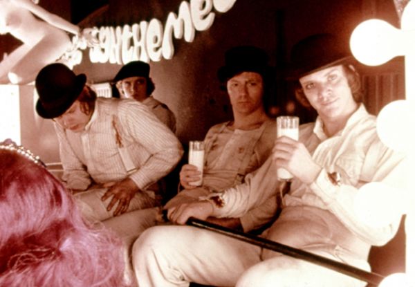 A Clockwork Orange (1971): Viziunea futurista a lui Stanley Kubrick asupra unei societati anarhiste a influentat o serie intreaga de cinefili, dar si designeri. Insa Malcolm McDowell n-a prezis niciodata succesul fenomenal pe care costumele sale il vor avea si ce impact vor avea asupra culturii pop. 