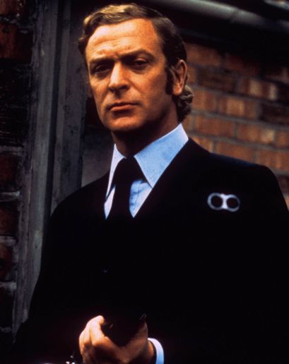 Get Carter (1970): Designer-ul Evangeline Harrison a avut de trecut printr-o adevarata provocare atunci cand i s-a cerut sa creeze o costumatie perfecta care sa-i confere lui Michael Caine alura de gangster sofisticat. Iar solutia a fost aceea de a-l imbraca intr-un costum in stilul anilor '60 al lui Dougie Hayward. Alegerea a fost una inspirata, tinand cont ca look-ul lui Caine a fost sofisticat si malefic, in acelasi timp.
