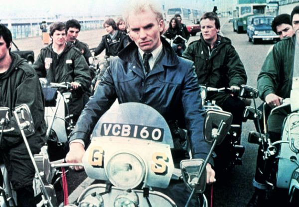 Quadrophenia (1979): Desi filmul a fost produs la sfarsitul anilor '70, actiunea acestuia era plasata la mijlocul anilor '60, lucru care a fost evidentiat prin costumatiile specifice acelei perioade. 