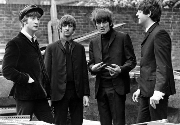 A Hard Day's Night (1964): Cu cat ne amintim mai mult de hit-urile celebre ale celor de la Beatles, cu atat uitam de felul in care aratau - costumele negre si cizmele zip-up. In timpul filmarilor pentru A Hard Day's Night, cei patru membri colaborau de doi ani cu designer-ul Dougie Millings, o relatie care a fost foarte importanta pentru ei daca tinem cont ca in film a aparut o secventa cu el.