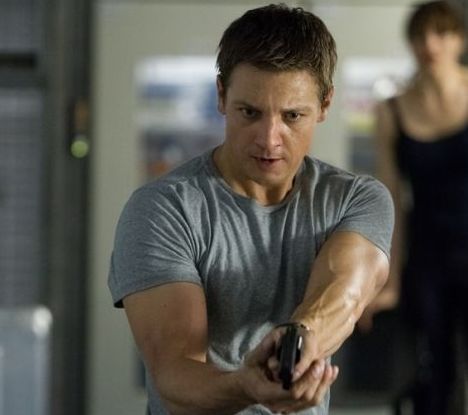 The Bourne Legacy detroneaza The Dark Knight Rises in SUA: de ce a refuzat Matt Damon sa apara in noul film cu spioni