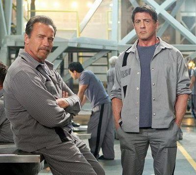 Schwarzenegger si Stallone au ajuns la inchisoare. Prima imagine cu cei doi actori in thrillerul The Tomb, inspirat de serialul Prison Break