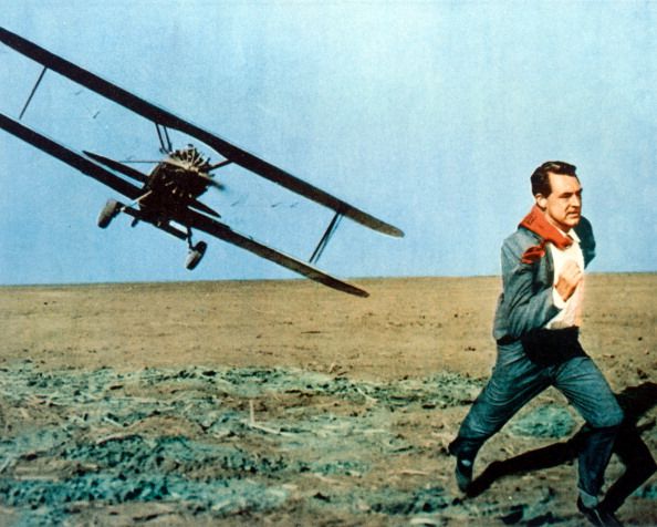 North by Northwest (1959): Thriller-ul plin de stil  al lui Hitchcock a ramas nemuritor si dupa 5 decenii. Sarmul lui Cary Grant a devenit iconic pentru cinematografie la fel si cateva scene, ca cea de la muntele Rushmore sau cea in care Cary Grant alearga pe camp. Plin de supans mister si rasturnari de situatie, filmul lui Hitchcock este printre cele mai rafinate creatii cinematografice. 
