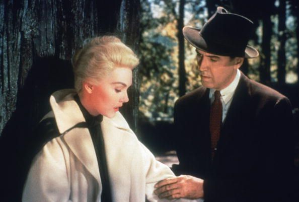 Vertigo (1958): Considerat cel mai bun film realizat din toate timpurile si o capodopera a lui Hitchcock, Vertigo ofera o interpretare halucinanta din partea lui Jimmy Stewart. Nominalizat la doua premii Oscar, Vertigo a fost foarte prost primit de critici si de public in momentul lansarii in 1958,  insa astazi este considerat o capodopera. Pelicula este un thriller psihologic in care mai joaca Kim Novak si Barbara Bel Geddes, in care Alfred Hitchcock  ne manipuleaza cu umor, in maniera-i celebra. Filmul acesta despre dragoste si identitate este declarat de maestrul englez insusi ca fiind cel mai personal pe care l-a realizat vreodata.

