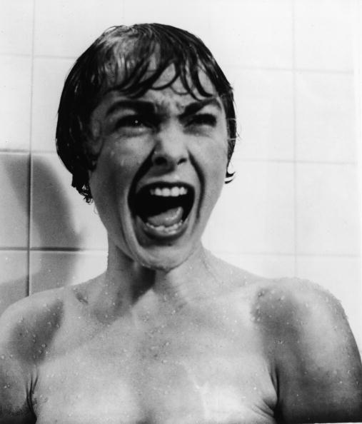 Psycho (1960): Unul dintre cele mai iconice filme din istorie, Psycho, a dus la un cu totul alt nivel genul thriller. Regizorul a incercat in mod deliberat sa incurce spectatorii si l-a distribuit pe unul dintre cei mai mari actori americani, Anthony Perkins in rolul eroului negativ Norman Bates si isi scoate din scena personajul principal inca din prima treime a filmului in celebra scena de la dus.

Scena alb-negru cu sangele care se scurge pe cada de baie a devenit un element clasic, care - desi dureaza doar 45 de secunde - a avut nevoie de sapte zile de duble si 70 de unghiuri diferite ale camerei de filmat.

Acest film a facut-o pe Janet Leigh nemuritoare ca prima scream queen din cinema. Legenda spune ca actrita a dorit sa nu mai faca dus toata viata dupa aceasta scena.