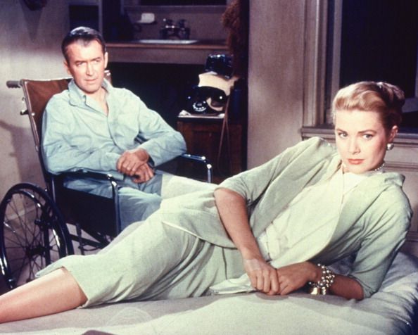 Rear Window (1954): Acest film este considerat exemplul clasic al stilului hithcockian cu care si-a lasat puternic amprenta in istoria cinematografiei. Regizat cu totul deosebit, intr-o maniera voyeuristica - spectatorii vad evenimentele prin ochii eroului principal si asa cum le percepe acesta de la fereastra sa. In film, Jimmy Stewart este un fotograf ranit, care se retrage in apartamentul sau iar singurul contact cu exteriorul este prin fereastra sa, unde surprinde evenimentele din viata vecinilor sai. Pelicula abordeaza tema naturii umane si modul in care in fiecare dintre noi exista un voyeur de nestapanit. Rear Window a primit 4 nominalizari la Oscar, inclusiv pentru cel mai bun regizor.
