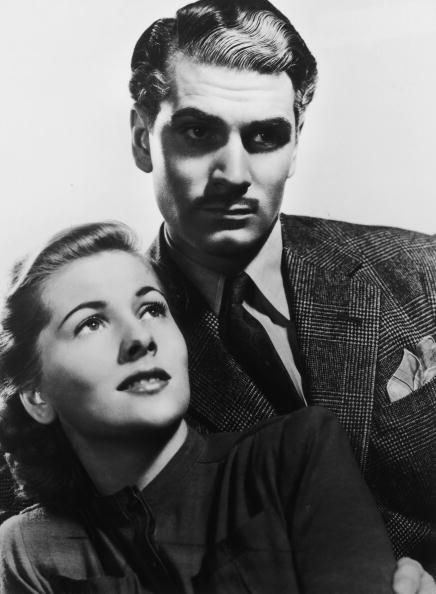 Rebecca (1940): In Rebecca, Joan Fontaine este o femeie bantuita de amintirea primei sotii a actuluie ei sot (Laurence Olivier). Genialitatea acestui film se afla in modul in care Hitchcock a ales sa prezinte transformarea unui individ atunci cand traieste in umbra altei persoane si cum te transforma grijile ca persoana iubita ascunde un secret murdar. Rebecca a fost recompensat cu Premiul Oscar pentru cel mai bun film. 