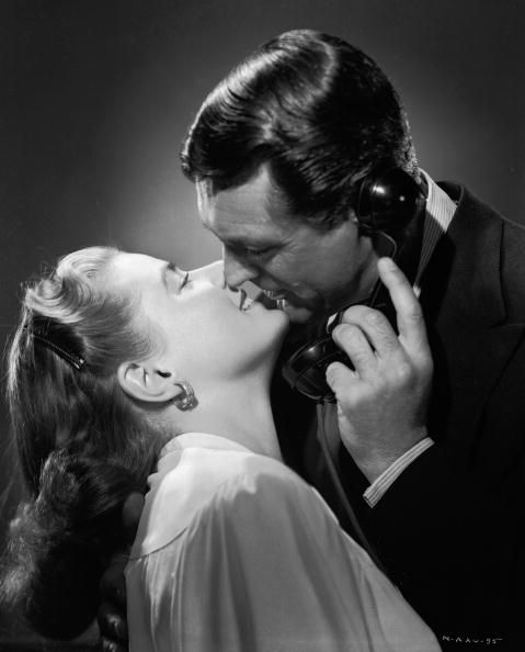 Notorious (1946): Notorious amestesca superb spionajul, crimele cu una dintre cele mai frumoase povesti de dragoste. Atunci cand nu vaneaza nazisti, Cary Grant si Ingrid Bergman traiesc o poveste de iubire electrizanta. Scena sarutului de 3 minute a fost numita cea mai lunga scena de sarut din istorie, insa la vremea aceea a fost o provocare la adresa cenzurii. Regula la acea vreme era ca o scena de sarut sa nu dureze mai mult de 3 secunde, asa ca Hitchcock a despartit sarutul la fiecare 3 secunde, inserand replici, insa cei doi actori nu se dezlipesc unul din bratele celuilat timp de 3 minute. Filmul a primit 2 nominalizari la Oscar.
