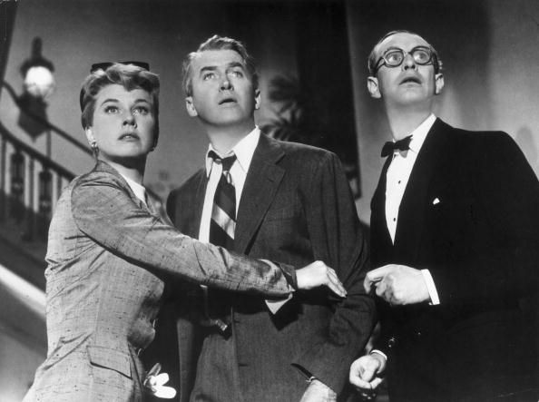 The Man Who Knew Too Much (1956): Hitchock si-a facut un remake la propriul film in 1956, in care spune povestea unui cuplu american (Jimmy Stewart si Doris Day) prins in panzele murdare ale unei asasinari in timp ce se aflau in vacanta, in Maroc. In '67, regizorul i-a spus lui Francois Truffaut ca aceasta versiune este net superioara celei din 1934, pe care a numit-o 