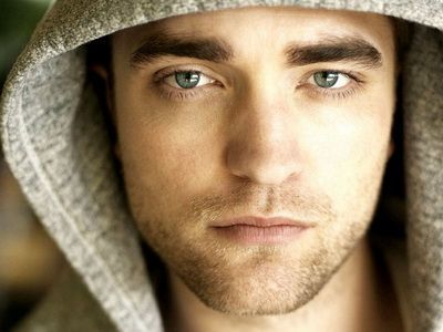 Robert Pattinson pune mana pe un nou rol interesant: actorul din Twilight se transforma in Lawrence al Arabiei in filmul Queen of the Desert
