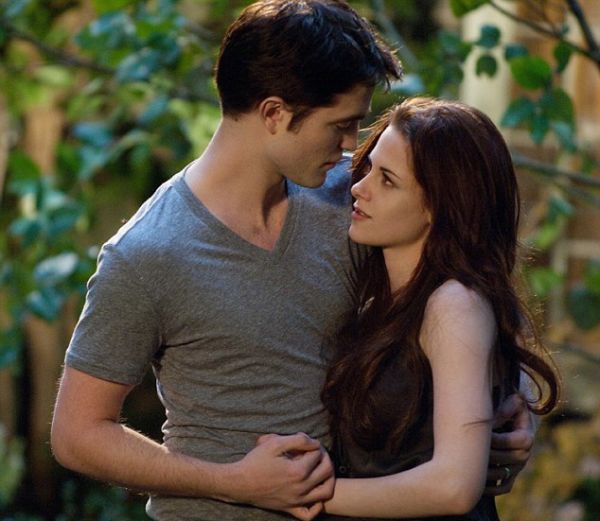 Kristen Stewart si Robert Pattinson apar imbratisati in noile imagini din ultimul film Twilight