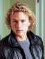 Heath Ledger: Pe 22 ianuarie 2008, la doar 28 de ani, actorul australian s-a stins, dupa ce a luat o supradoza de medicamente. Acesta fost gasit inconstient in apartamentul sau din New York. Medicii sositi la fata locului au incercat sa-l salveze, insa, dupa cateva minute actorul a fost declarat mort. Moartea sa i-a lasat muti pe toti fanii sai, insa el ramane in amintirea lor drept unul dintre cei mai talentati actori ai generatiei sale si care a scris istorie cu rolul care i-a adus moartea, Jokerul din The Dark Knight.