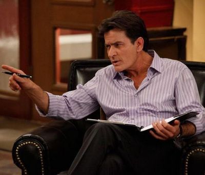 Charlie Sheen revine in forta: serialul Anger Management continua cu inca 90 de episoade. Martin Sheen va aparea alaturi de fiul sau in noile sezoane