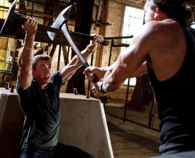 Sylvester Stallone si Jason Momoa se bat cu topoarele intr-o lupta pe viata si pe moarte in noul trailer pentru Bullet to The Head