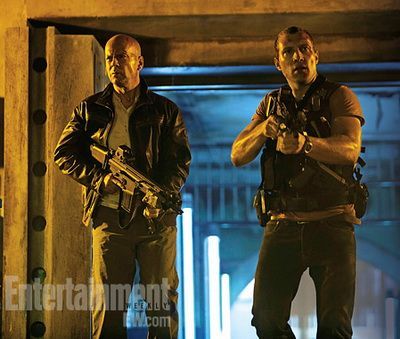 Bruce Willis ramane greu de ucis in prima imagine din A Good Day To Die Hard: John McClane si fiul sau vor sa cucereasca Rusia