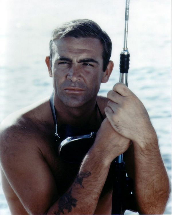 Dupa ce Sean Connery a parasit franciza, incercand sa convinga producatorii de la Hollywood ca poate sa joace si altceva in afara de Bond, el a fost inlocuit de George Lazenby.  Acesta n-a convins: a fost considerat cel mai slab actor care l-a jucat pe Bond. Ca sa revina, Connery a primit un pachet salarial colosal pentru acea vreme: 1.25 de milioane de dolari, cu care a intrat in Cartea Recordurilor, ca cel mai mare salariu primit. Se intampla la filmul 