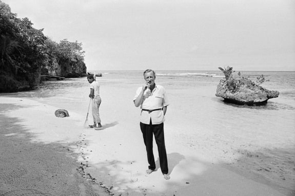 GoldenEye nu este doar un tilu de film. In calatoria sa in Jamaica, in timpul Celui De-Al Doilea Razboi Mondial, Ian Fleming s-a indragostit atat de mult de peisaje, incat si-a cumparat o bucata de insula acolo pe care a numit-o GoldenEye. Se pare ca acolo l-a creat pe James Bond si a scris cea mai mare parte din romanele cu agentul 007. Dupa moartea autorului, proprietatea i-a fost vanduta lui Bob Marley. Primul film in care a jucat Pierce Brosnan s-a numit GoldenEye.
