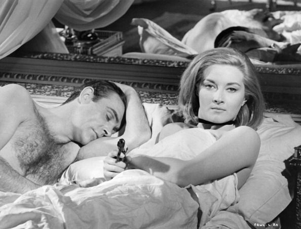 From Russia With Love (1963, Sean Connery, Daniela Bianchi): 

Tatiana Romanova: I think my mouth is too big!/ James Bond: It's just the right size... for me, that is. (Tatiana Romanova: Cred ca am o gura prea mare!/James Bond: Este marimea potrivita ... pentru mine, adica)