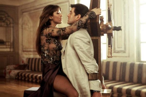 The World is not Enough (1999, Pierce Brosnan, Sophie Marceau): Elektra: You wouldn’t kill me. You’d miss me.
(James Bond shoots Elektra) /James Bond: I never miss
(Elektra: Nu o sa ma ucizi. / O sa-ti fie dor de mine.
(James Bond o impusca) /James Bond: Eu nu ratez niciodata.)